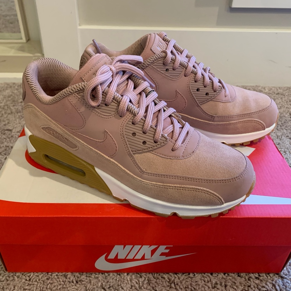 Woman’s Nike Air Max 90 SE - 7US